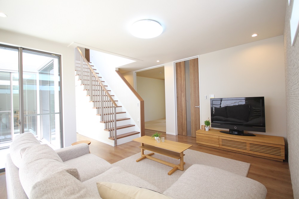 吹き抜けと中庭のある明るい住まい