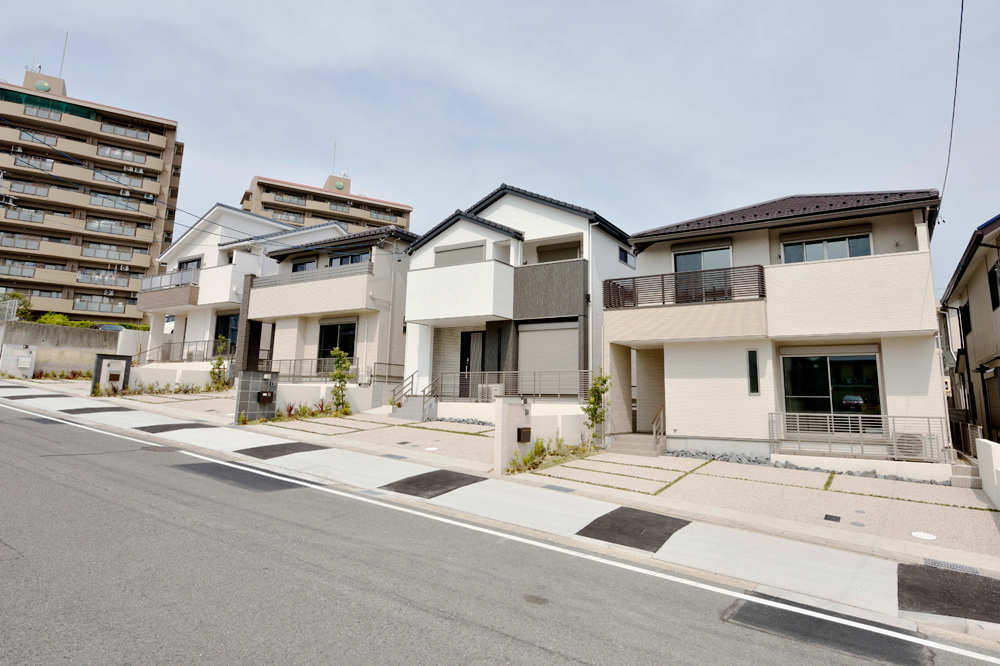 閑静な住宅地に整然とした外観の住まい
