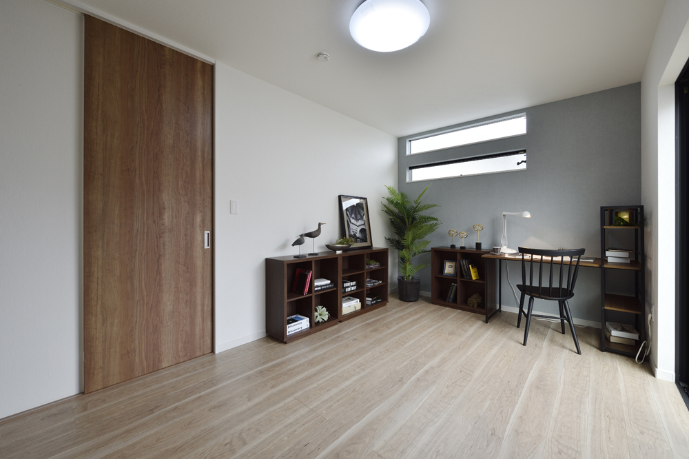 1階にプライベート空間のある3階建ての家