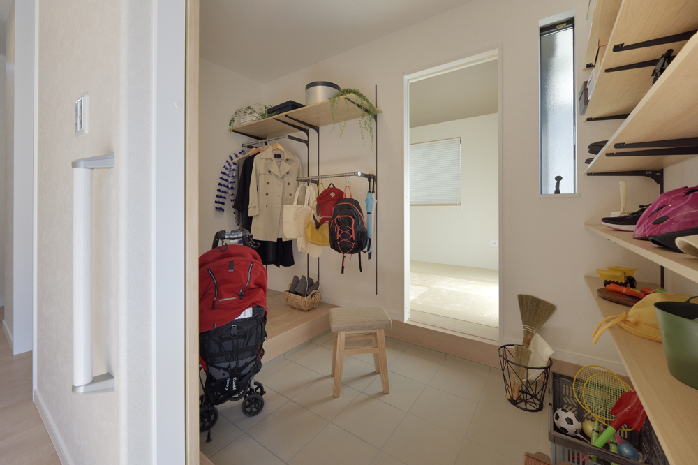 内と外がつながる、広々⽞関収納のある家