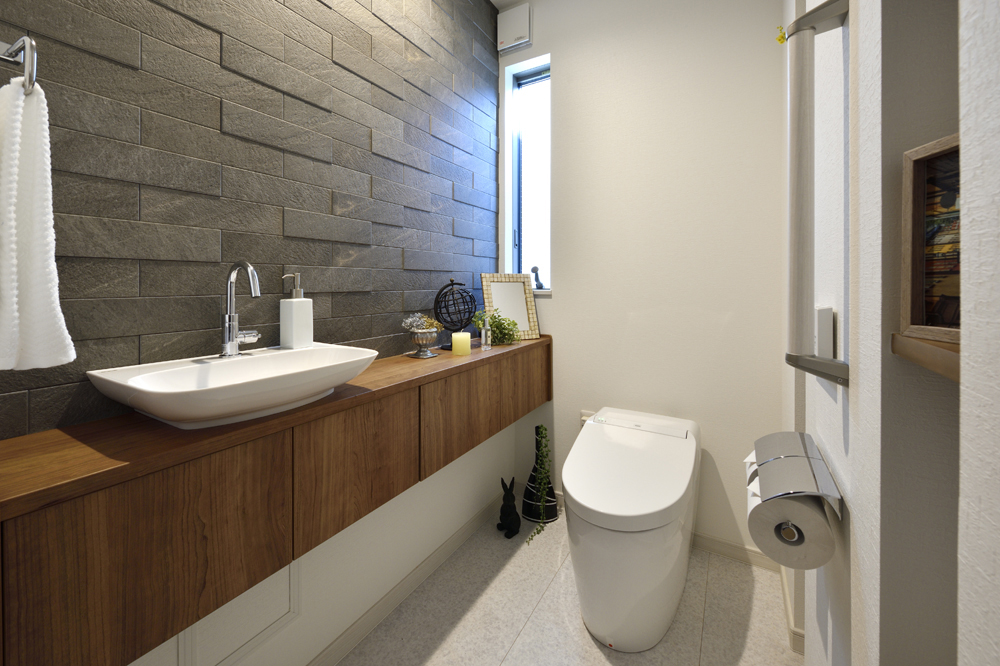 ラグジュアリーなトイレ空間のある家