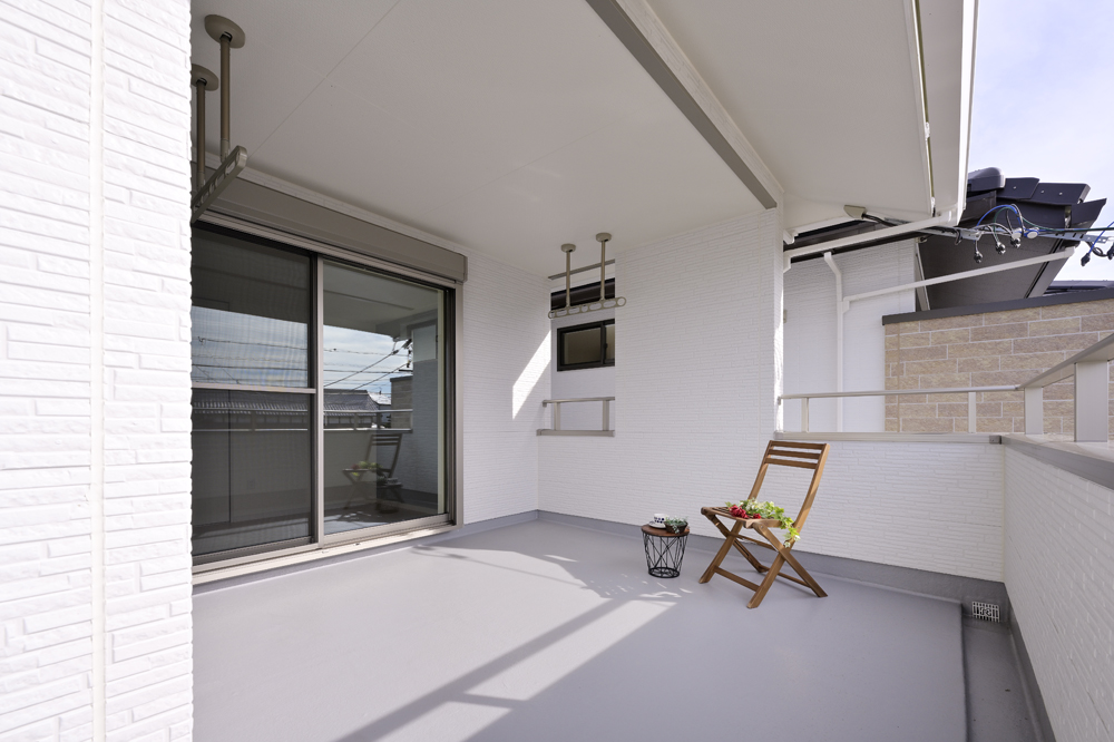 明るく広いインナーバルコニーのある家