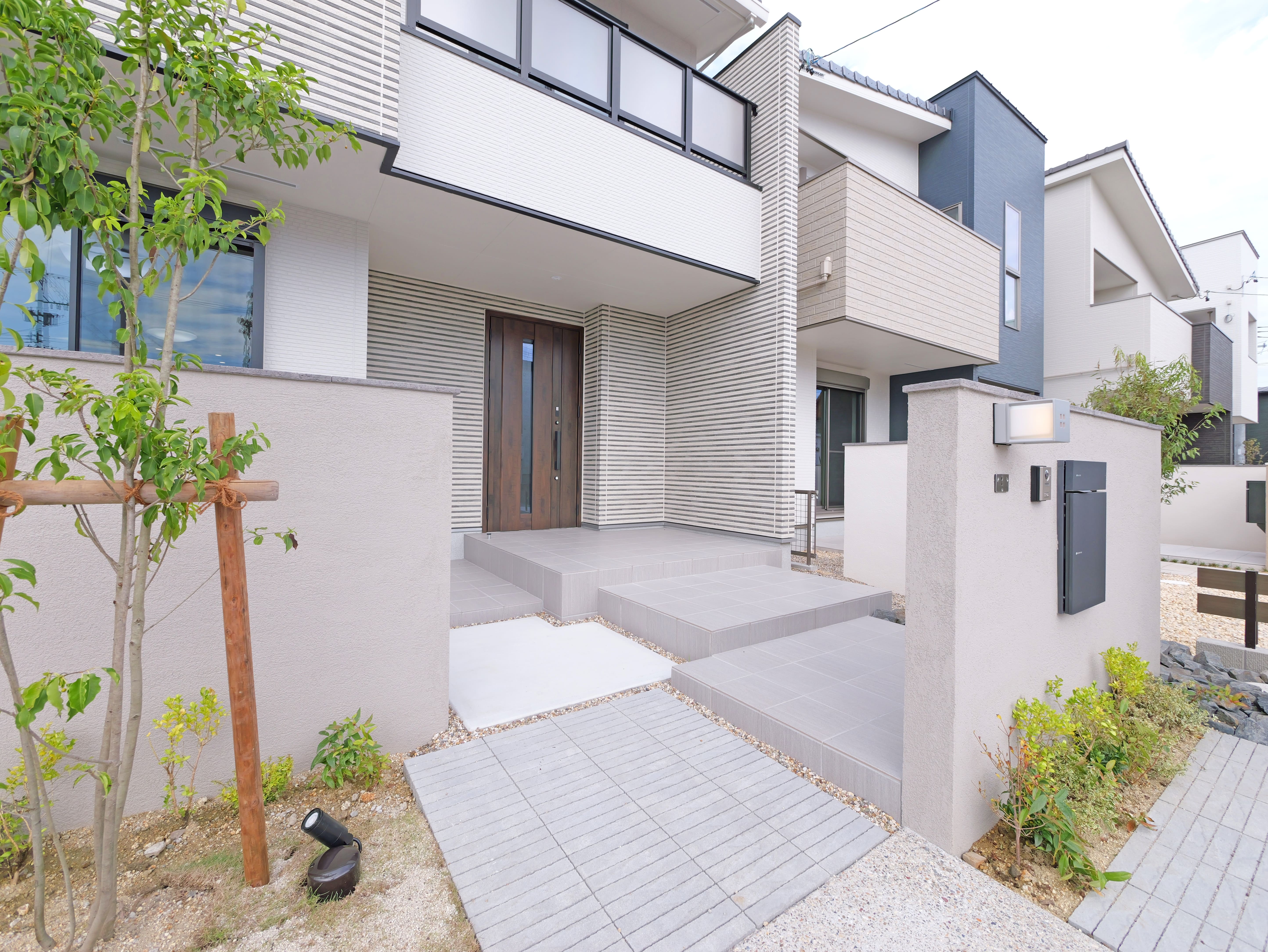 統一感のあるおしゃれな外構。インナーテラスのある家